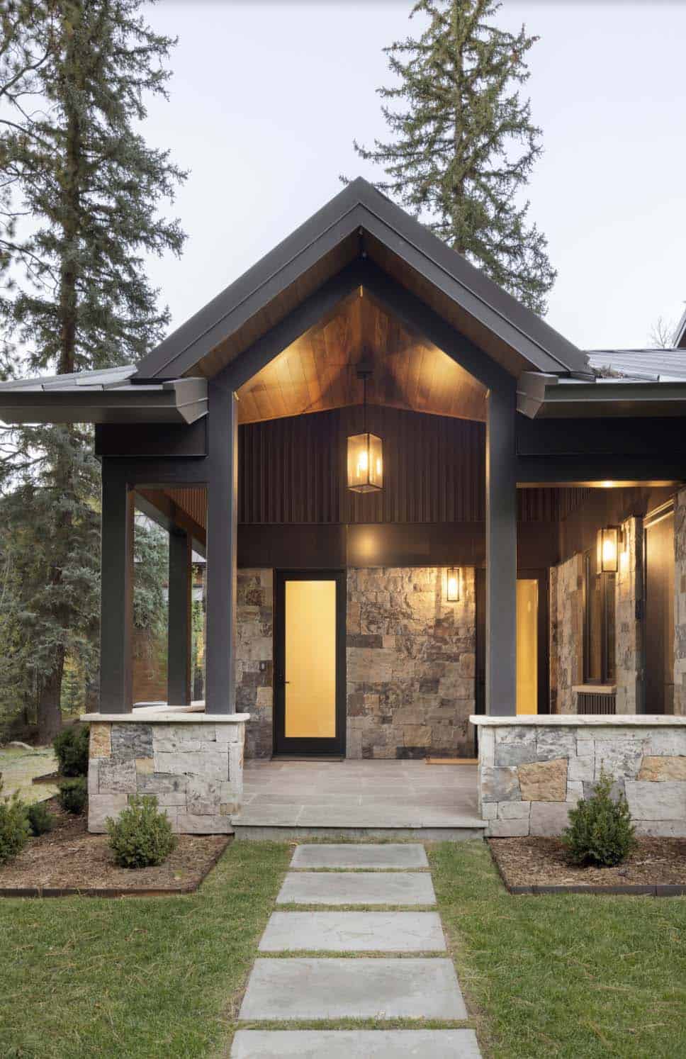 modern rustic mountain home exterior