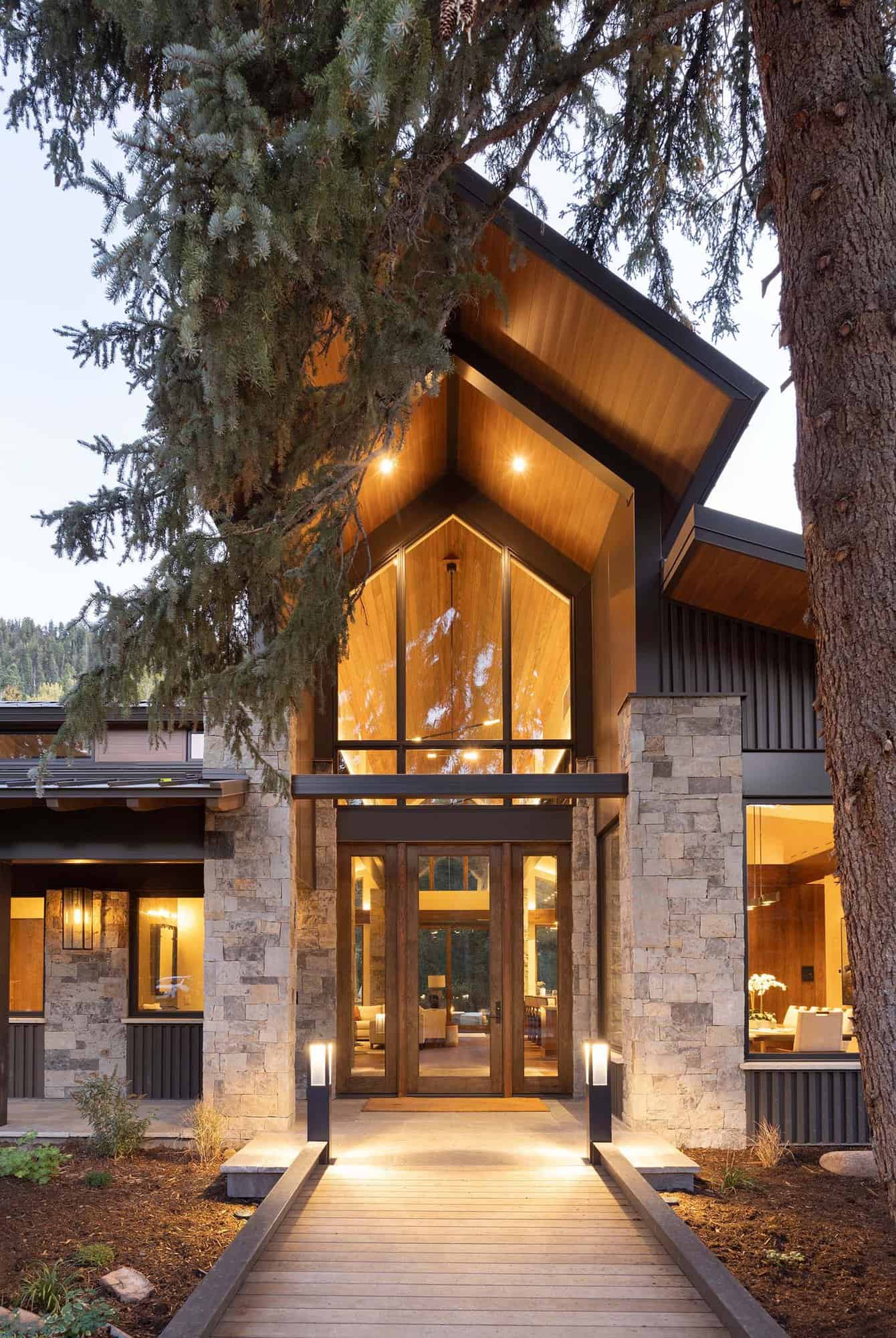 modern rustic mountain home exterior at dusk