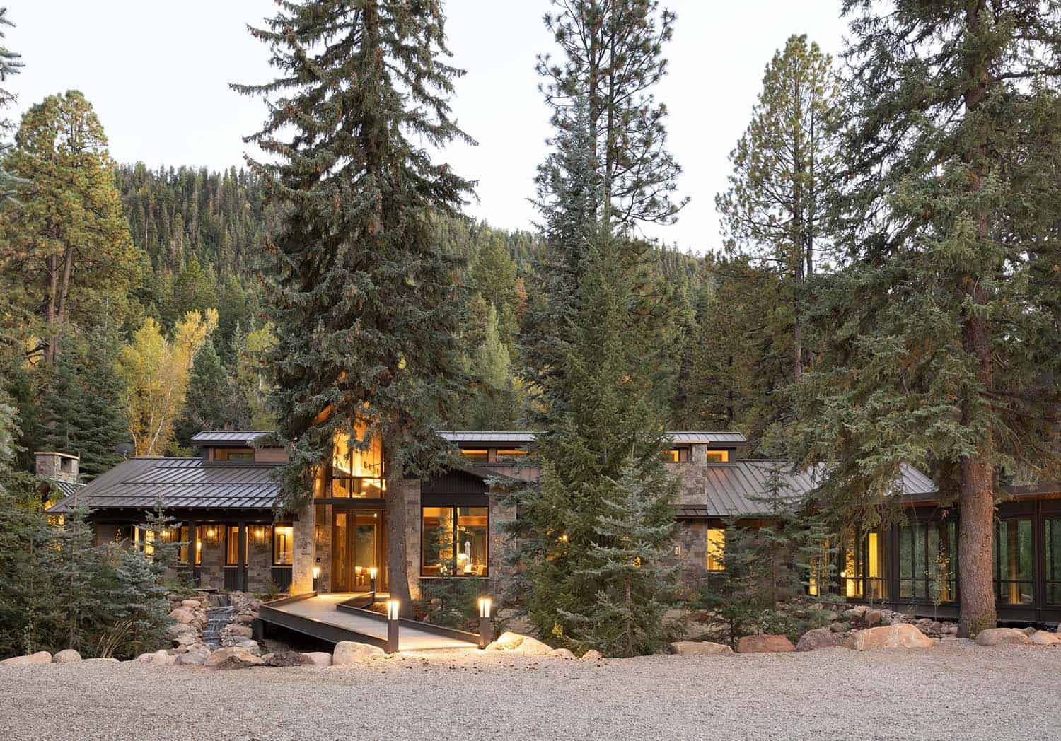 modern rustic mountain home exterior at dusk