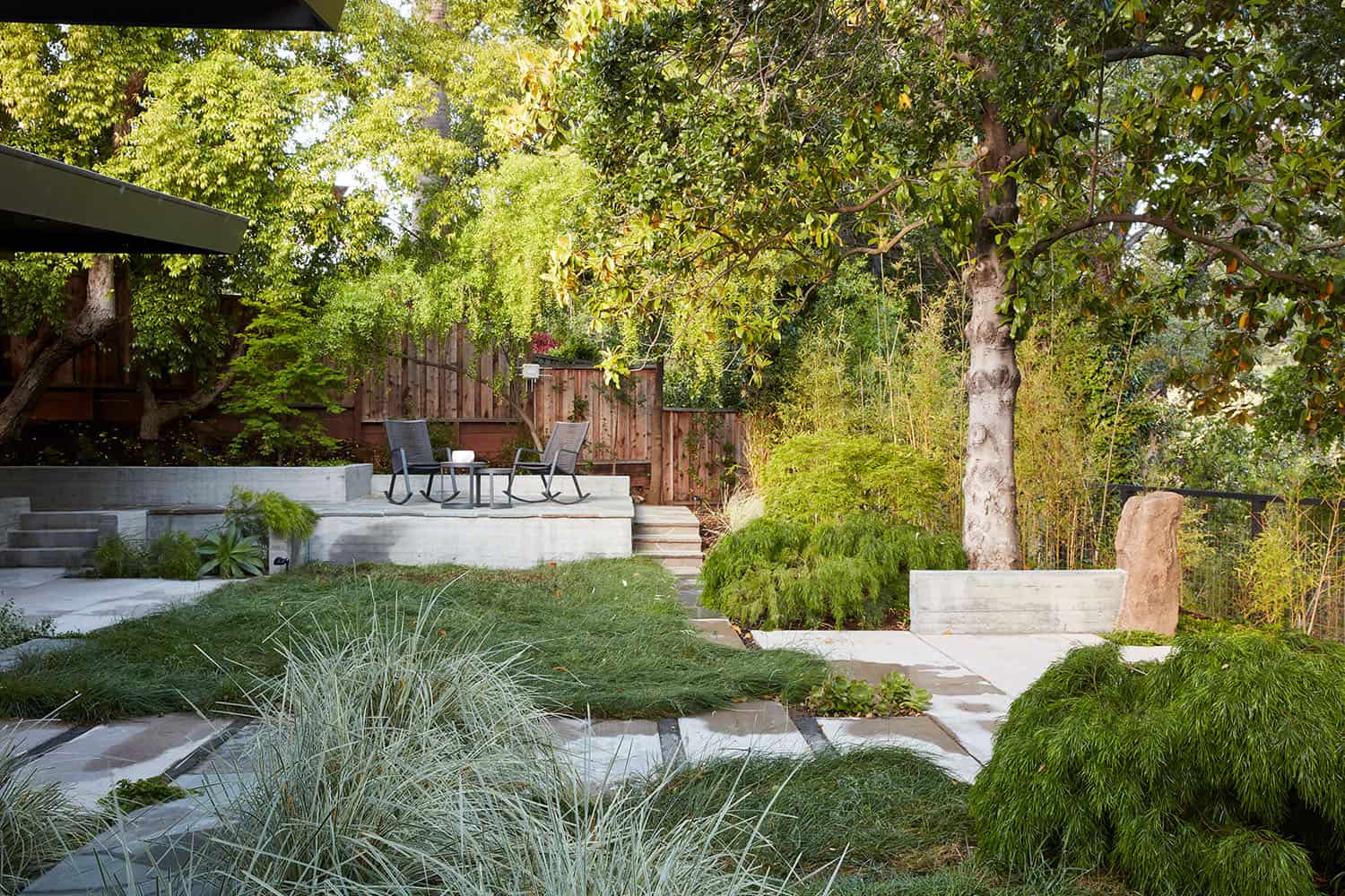 mid-century modern home exterior landscape