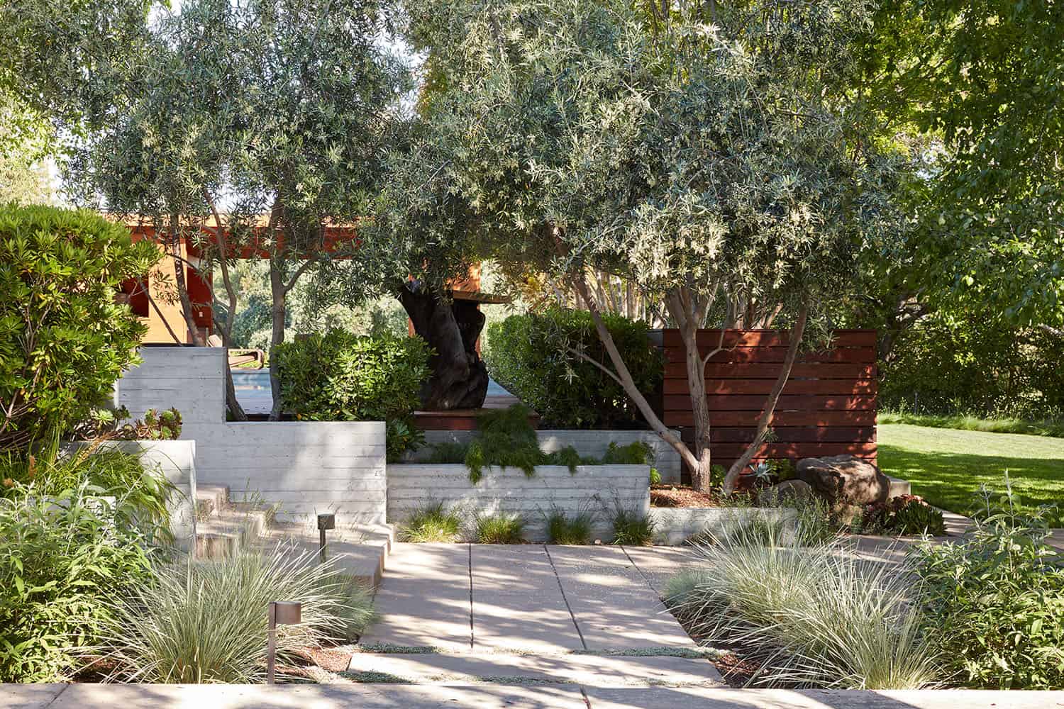 mid-century modern home exterior landscape
