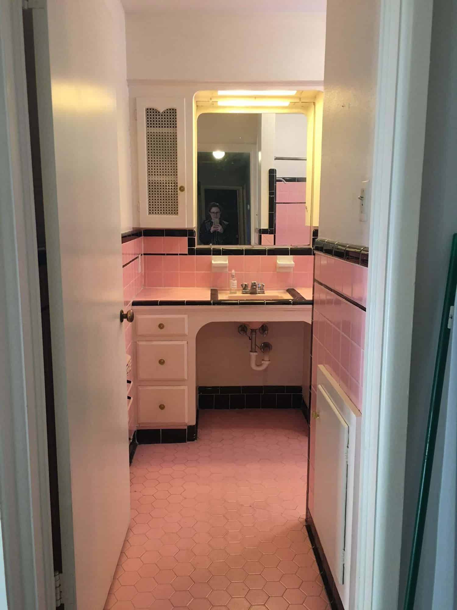 midcentury modern master bathroom before the renovation