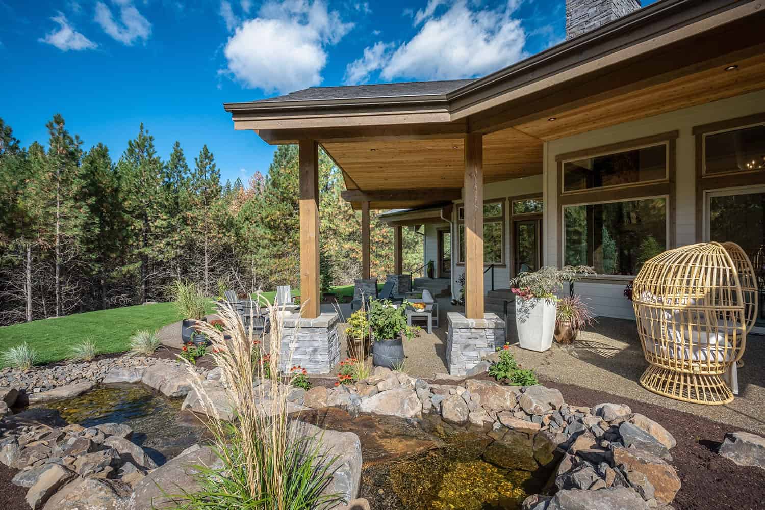 contemporary home backyard