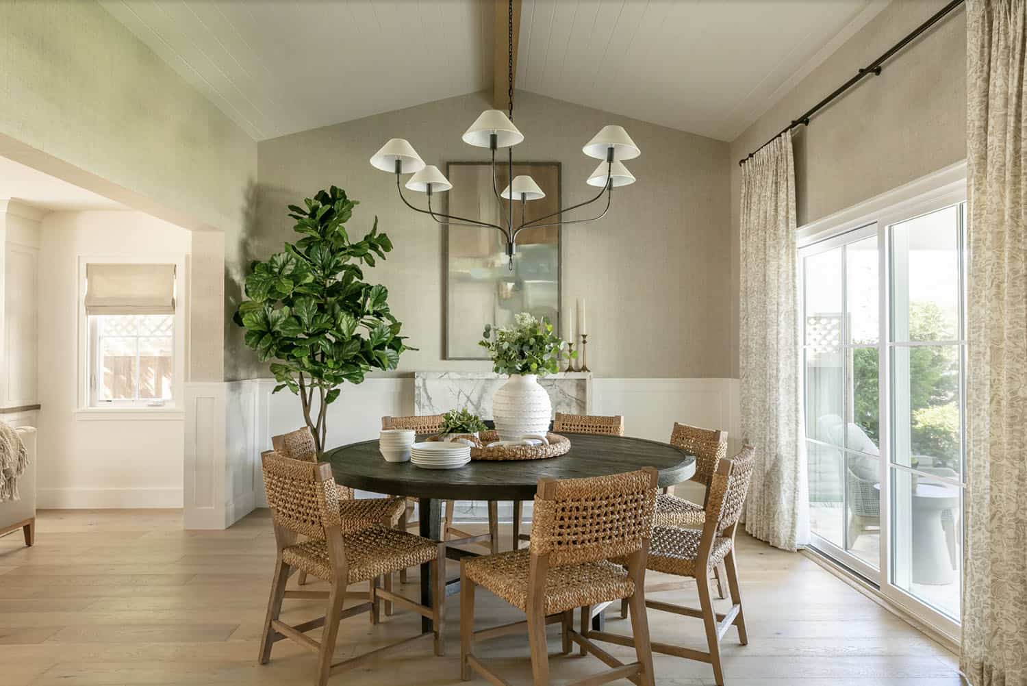 beach-style-dining-room