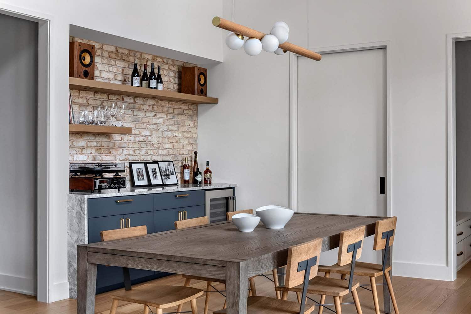 mid-century-modern-dining-room-with-a-bar
