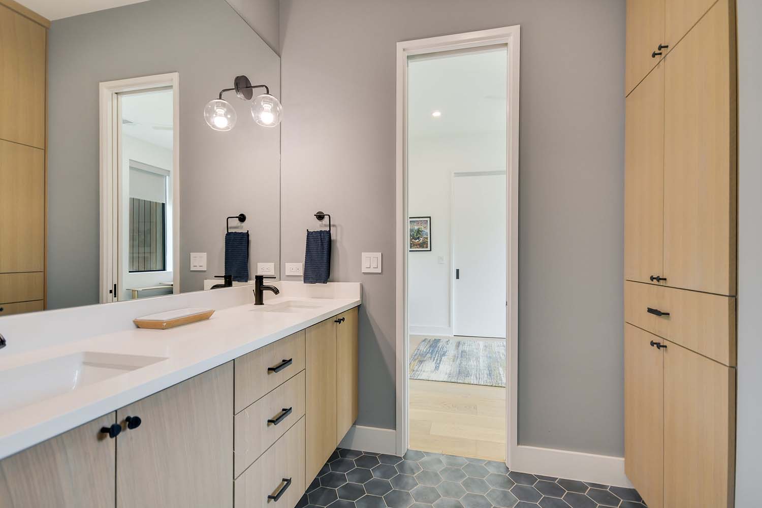 mid-century-modern-kids-bathroom