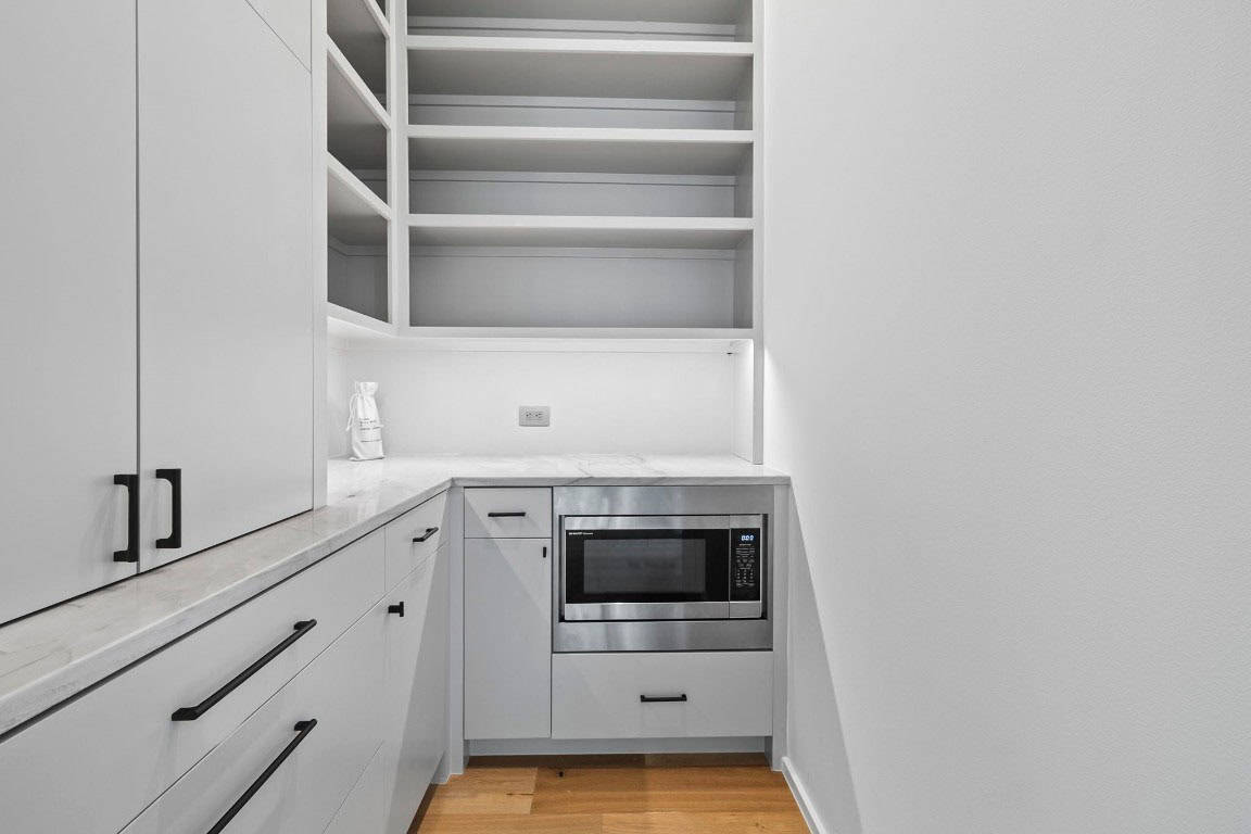 transitonal-modern-kitchen-pantry
