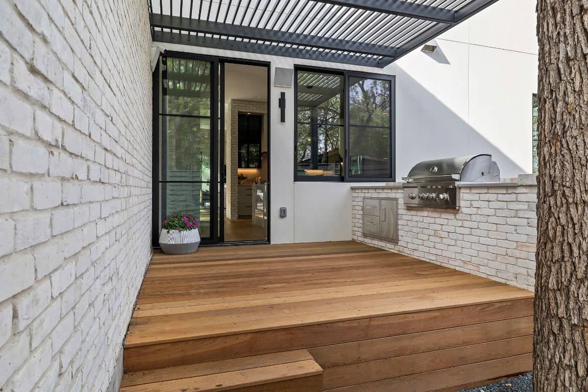 transitonal-modern-patio-with-an-outdoor-grill