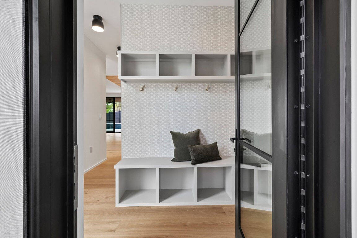 transitonal-modern-mudroom-with-storage-cubbies