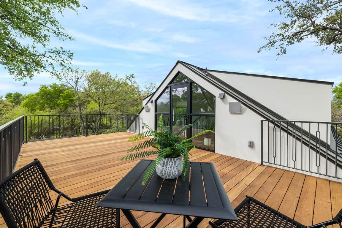 transitonal-modern-house-rooftop-deck-with-outdoor-bistro-set