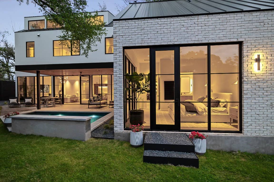 transitonal-modern-house-exterior-at-dusk