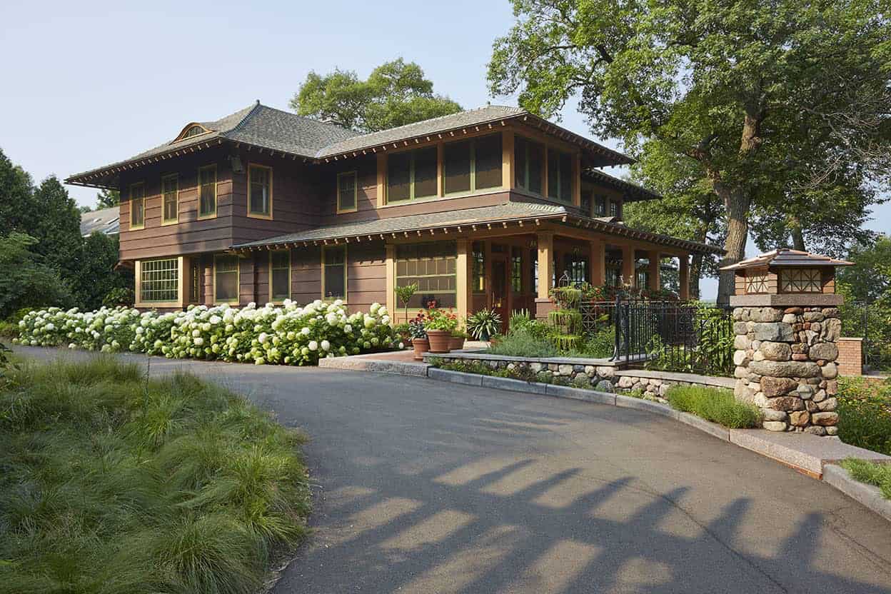 craftsman-style-lake-house-exterior