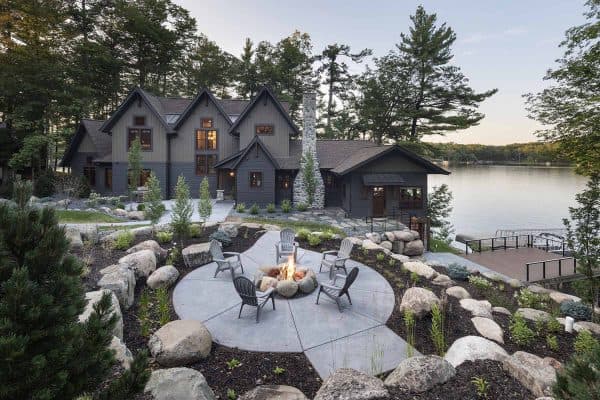 featured posts image for A gorgeous lakeside cabin retreat with privileged views over Balsam Lake