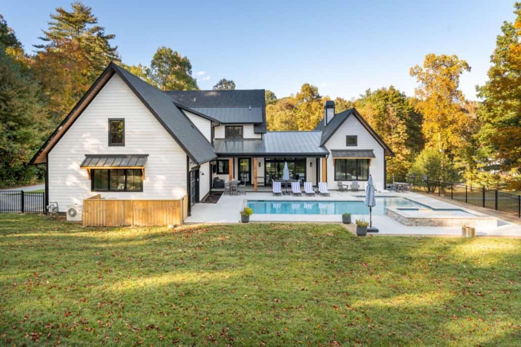 custom-modern-farmhouse-exterior