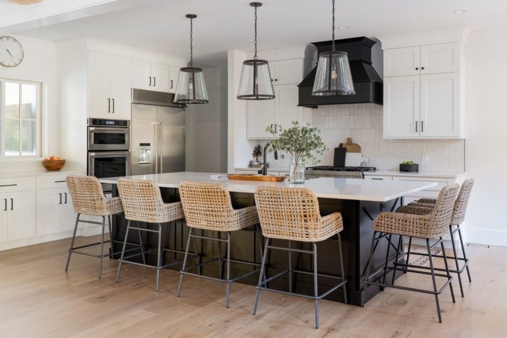 modern-farmhouse-black-and-white-kitchen