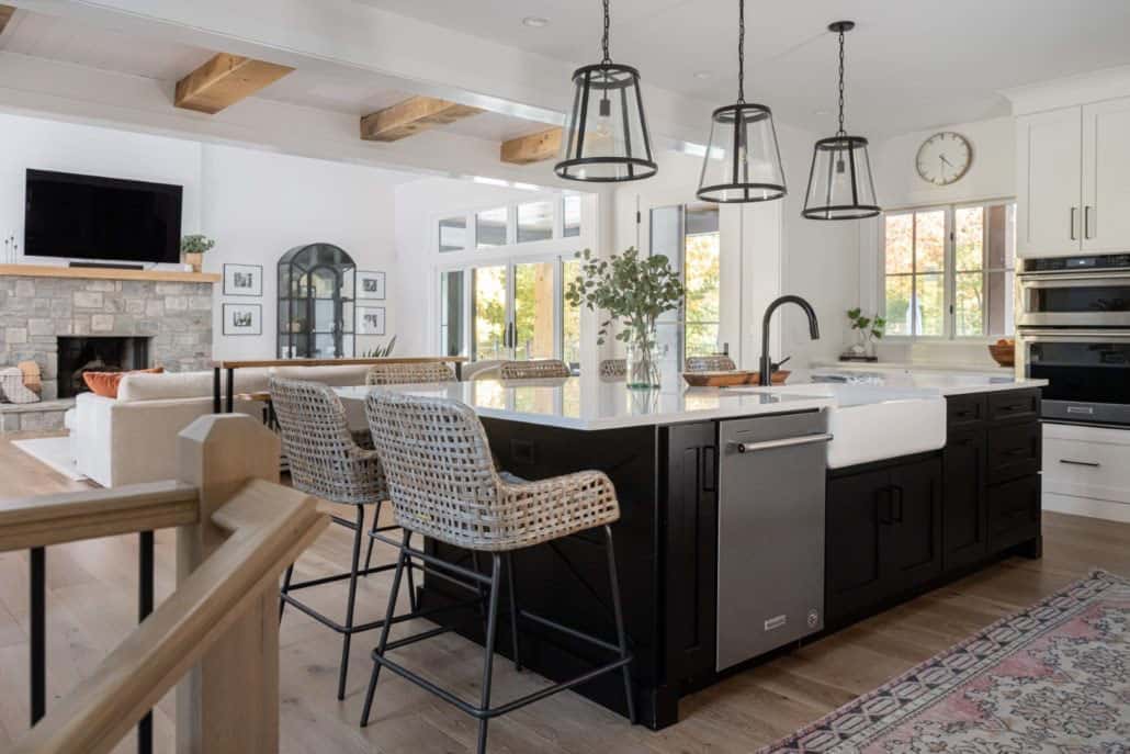 modern-farmhouse-black-and-white-kitchen