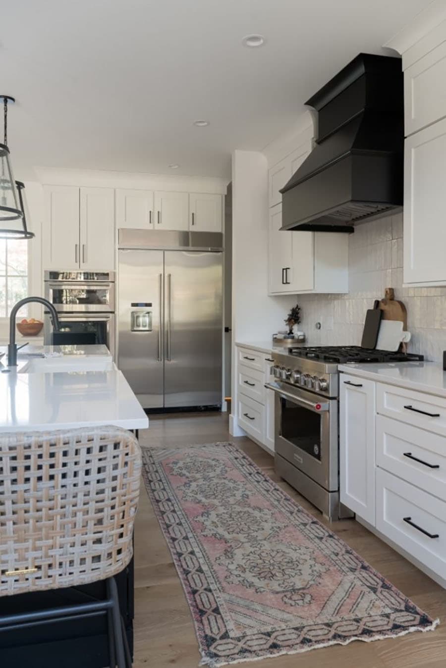 modern-farmhouse-black-and-white-kitchen