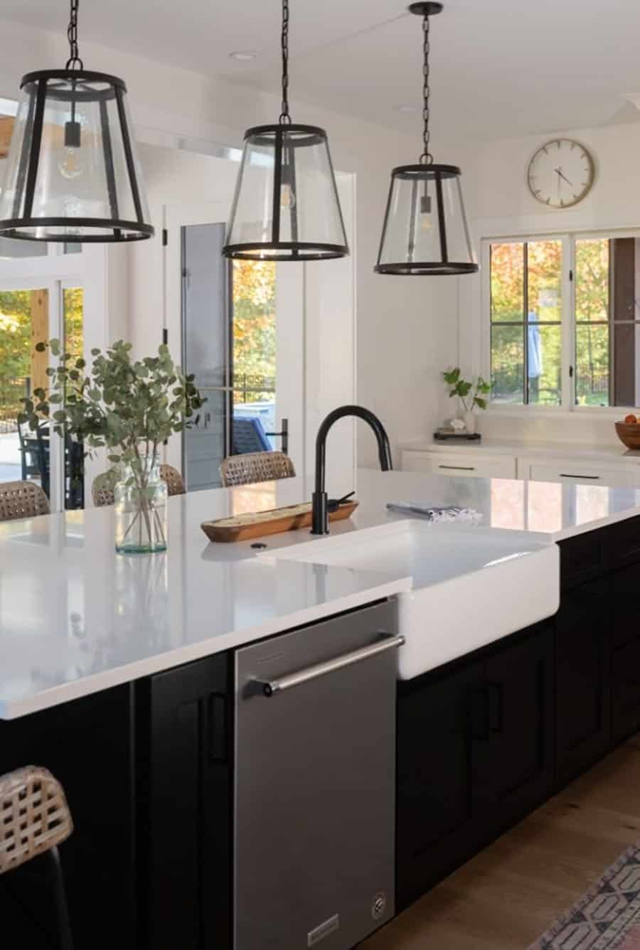modern-farmhouse-black-and-white-kitchen-island