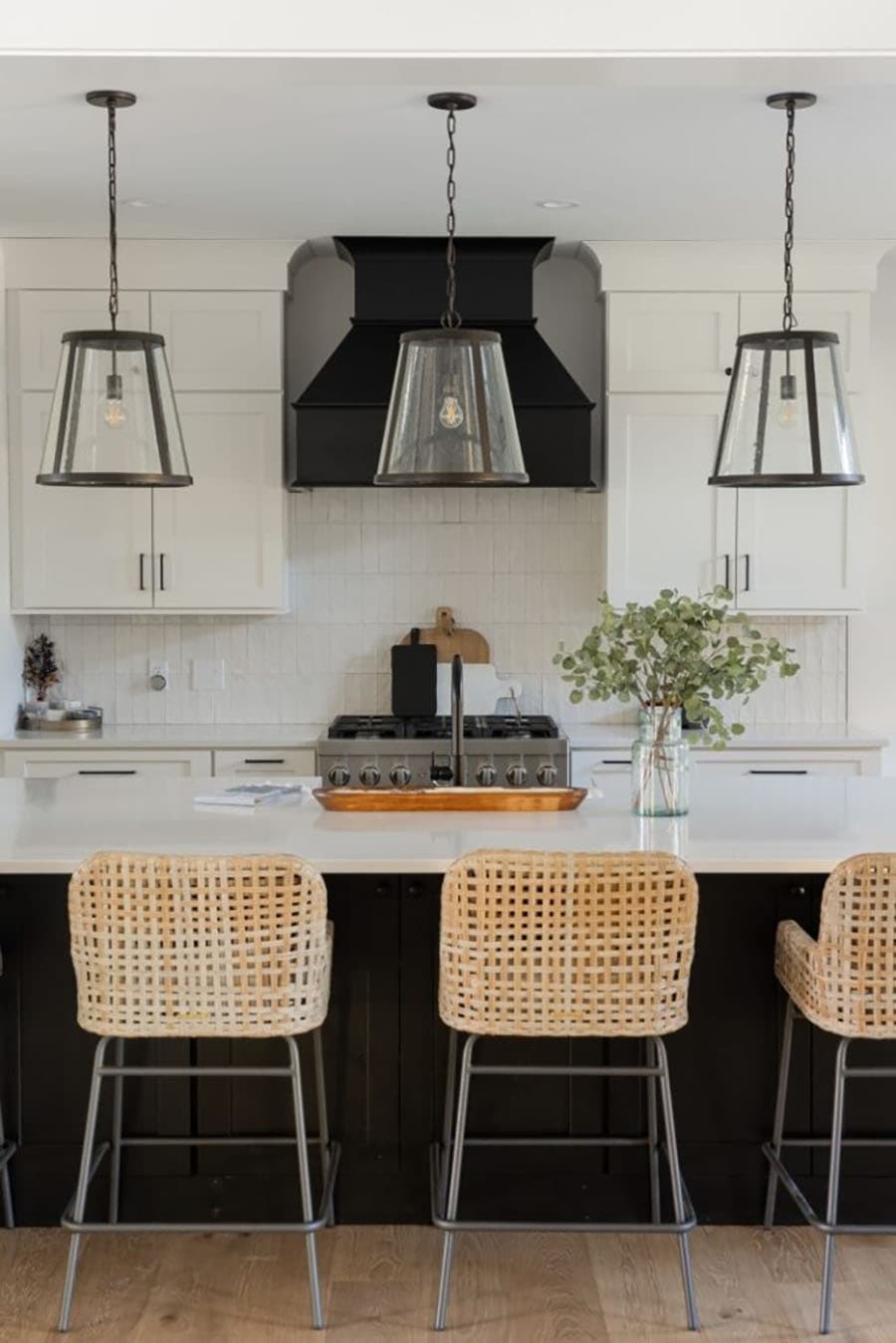 modern-farmhouse-black-and-white-kitchen