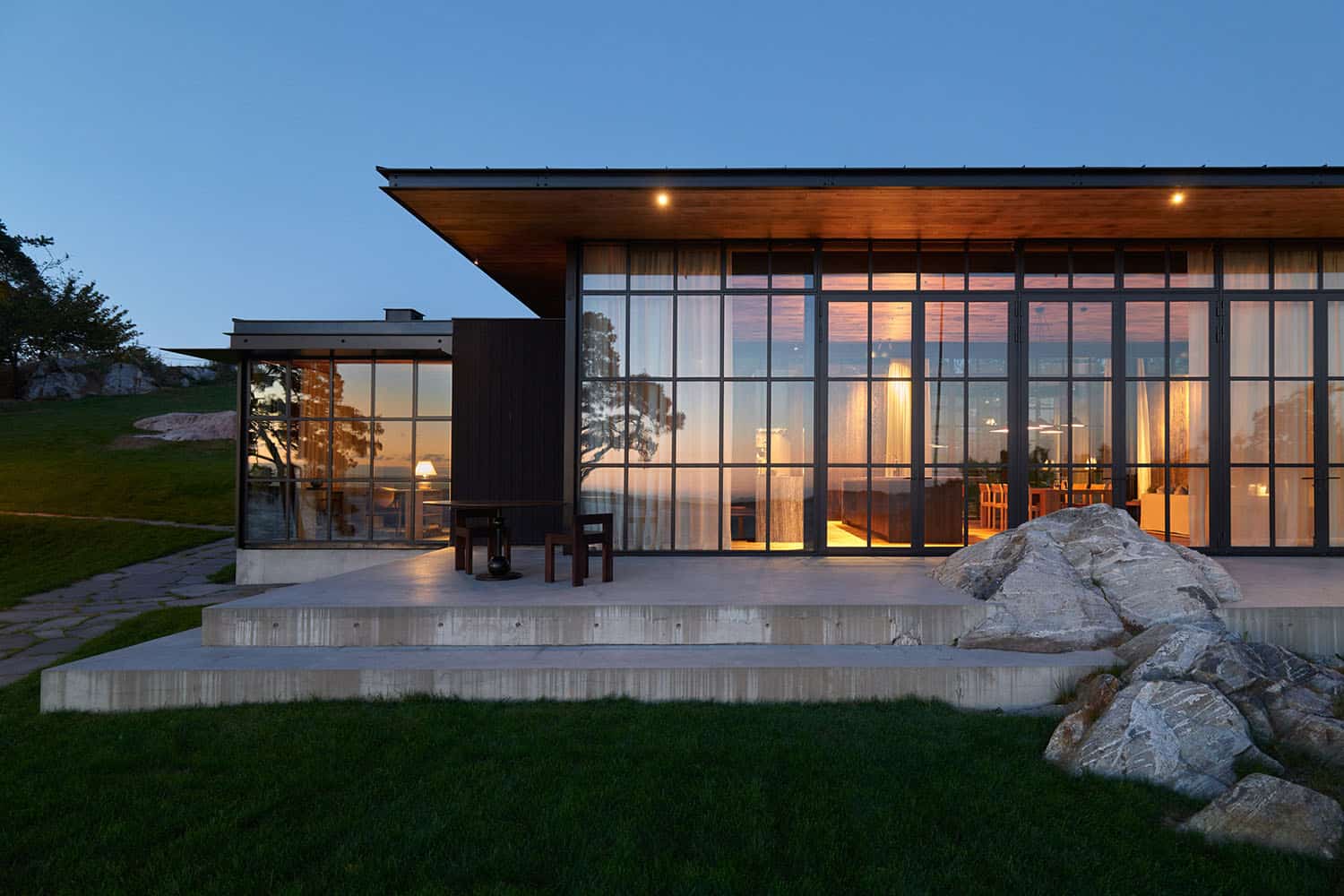 modern-beach-house-exterior-at-dusk