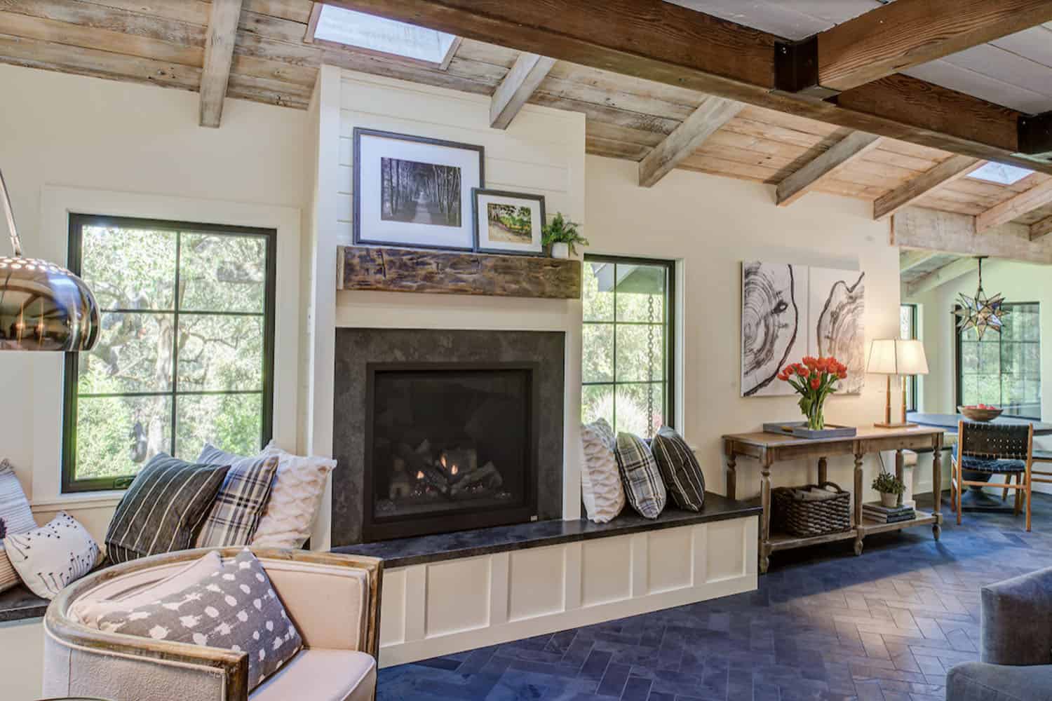 farmhouse-style-living-room-with-a-fireplace
