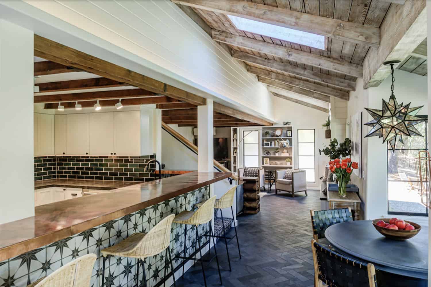 farmhouse-style-dining-room