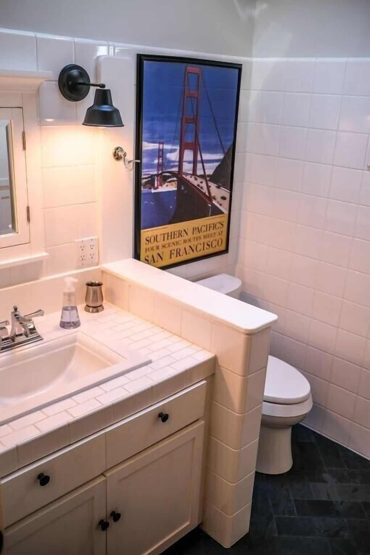 farmhouse-style-bathroom