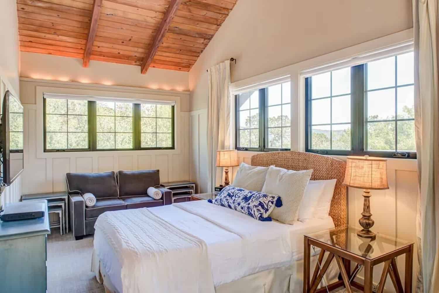 farmhouse-style-bedroom
