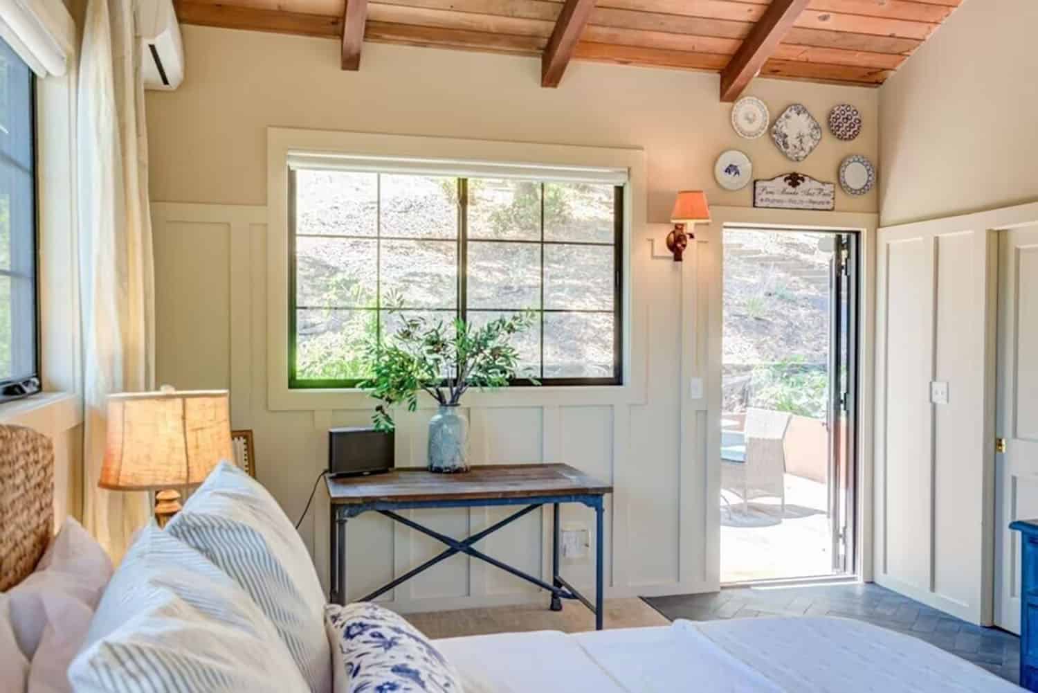 farmhouse-style-bedroom