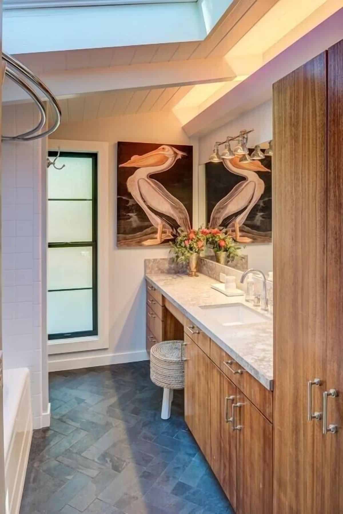 farmhouse-style-bathroom