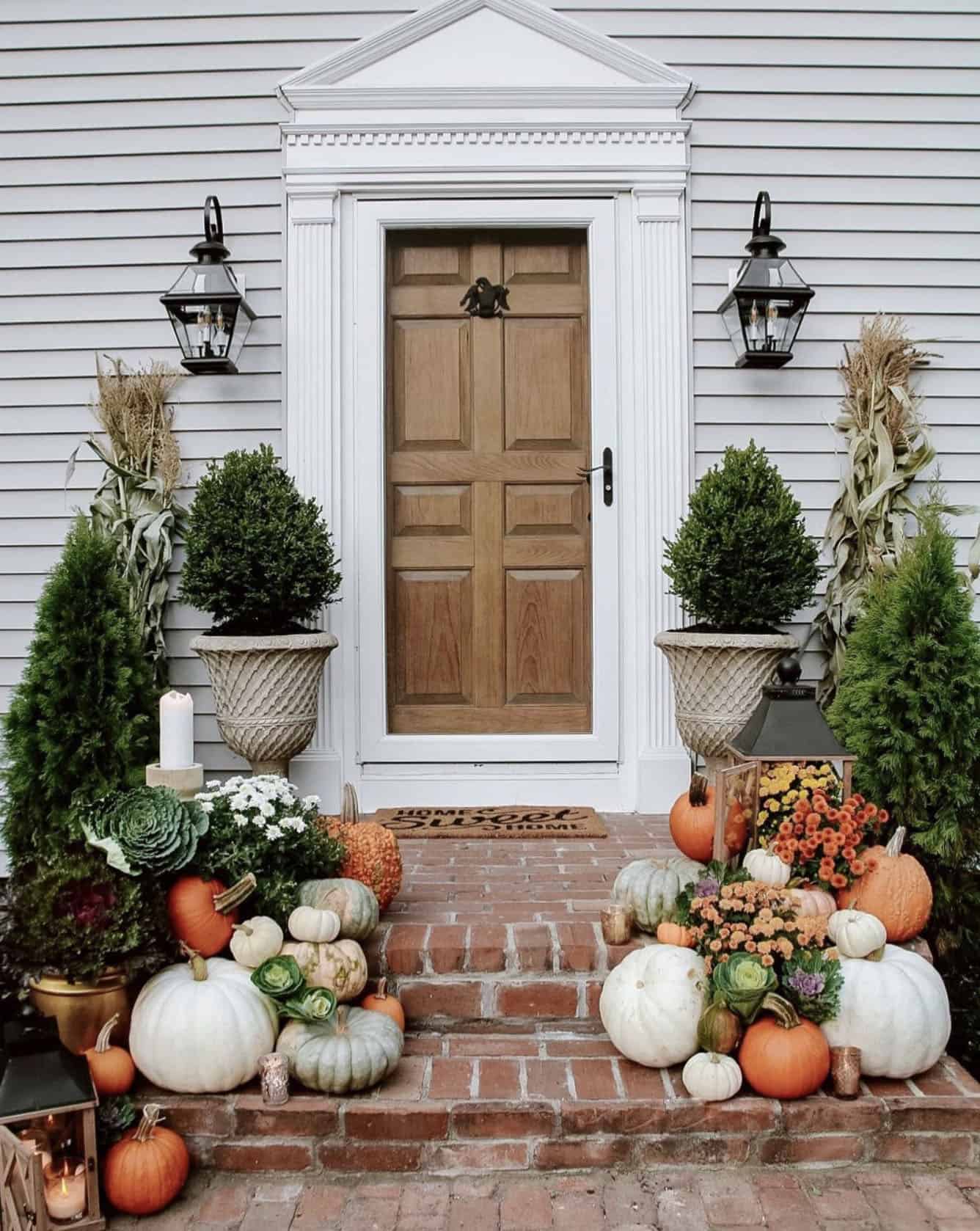 welcoming-fall-decorated-entrance