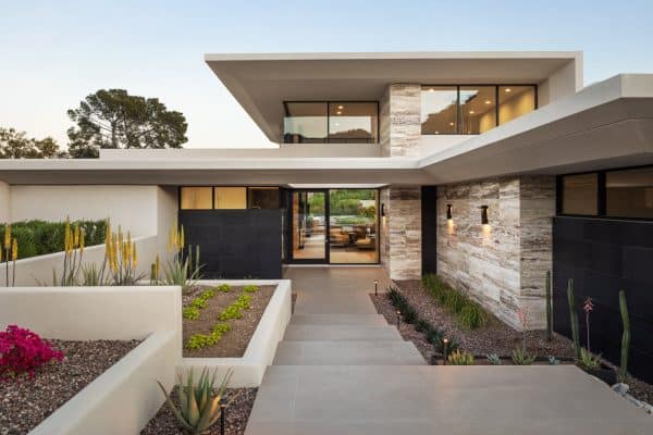 featured posts image for This modern Arizona desert house has an impressive cantilever roof design