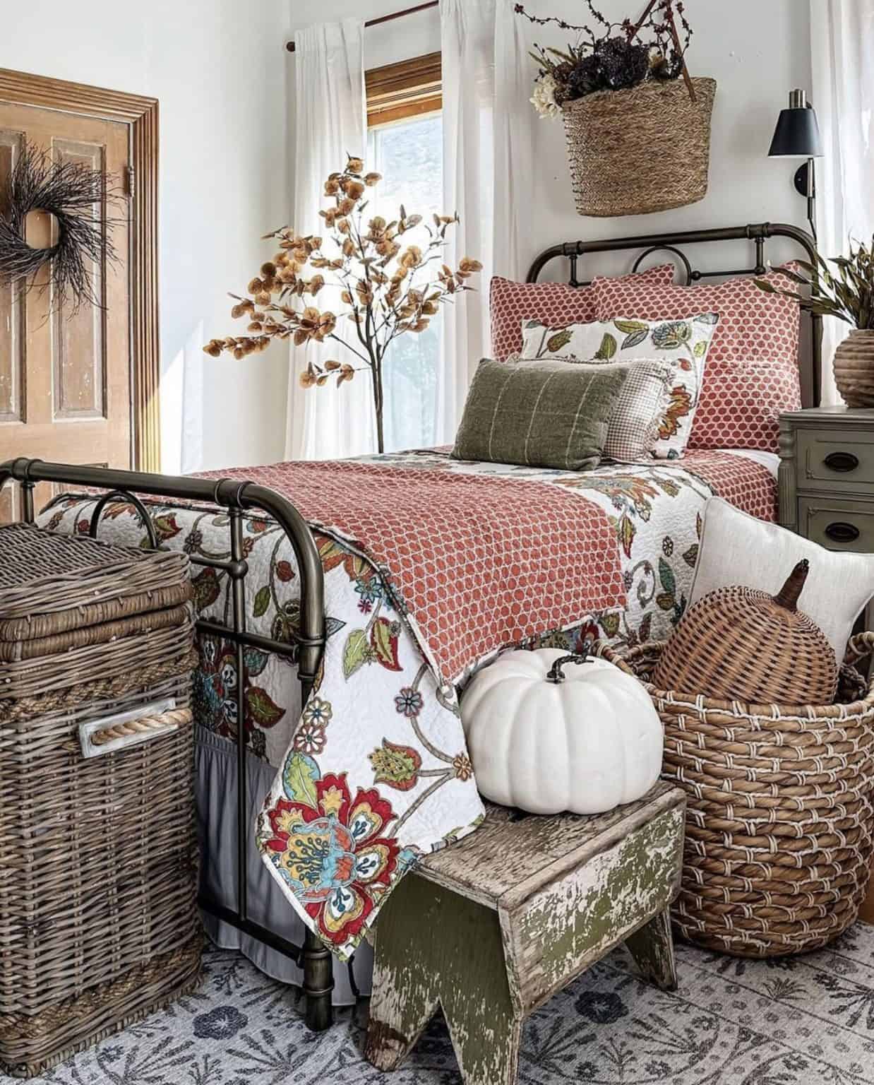 21 Best Farmhouse Bedroom Decorating Ideas You'll Love For Fall