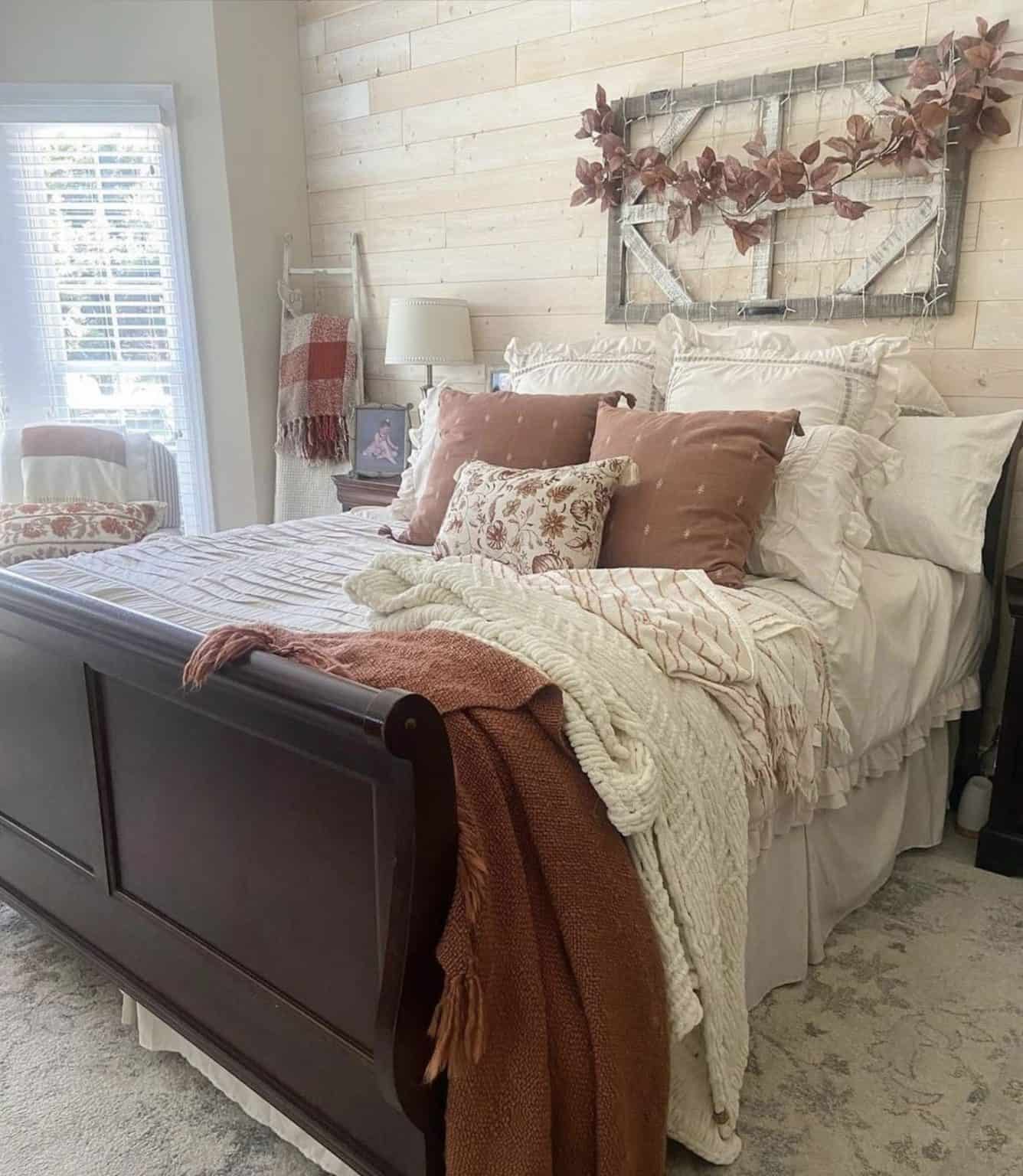 21 Best Farmhouse Bedroom Decorating Ideas You'll Love For Fall
