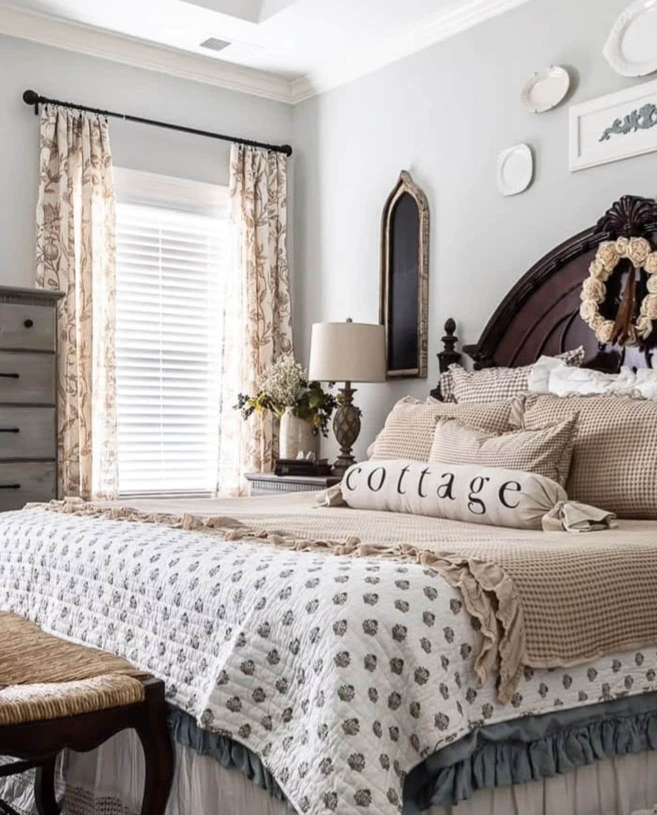 farmhouse-style-bedroom-with-fall-decorations