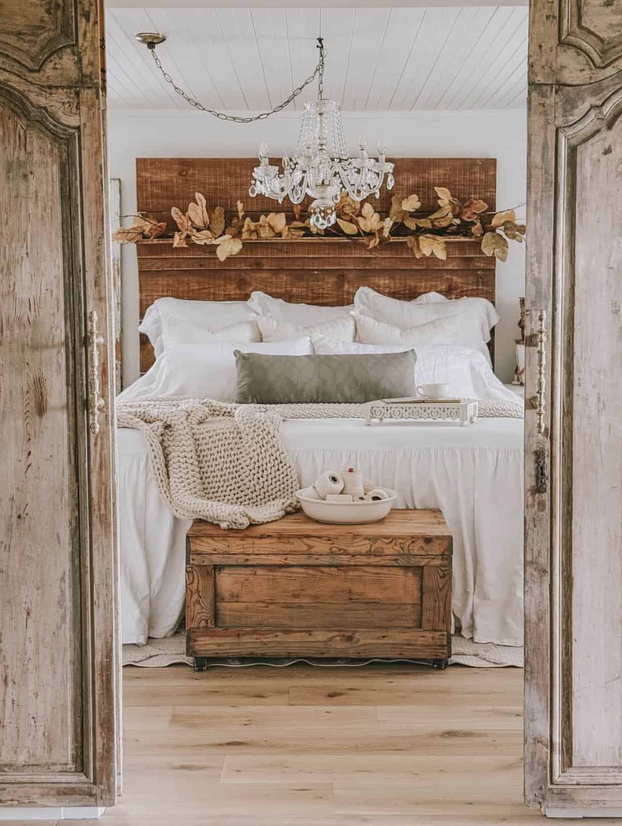 farmhouse-style-bedroom-with-fall-decorations