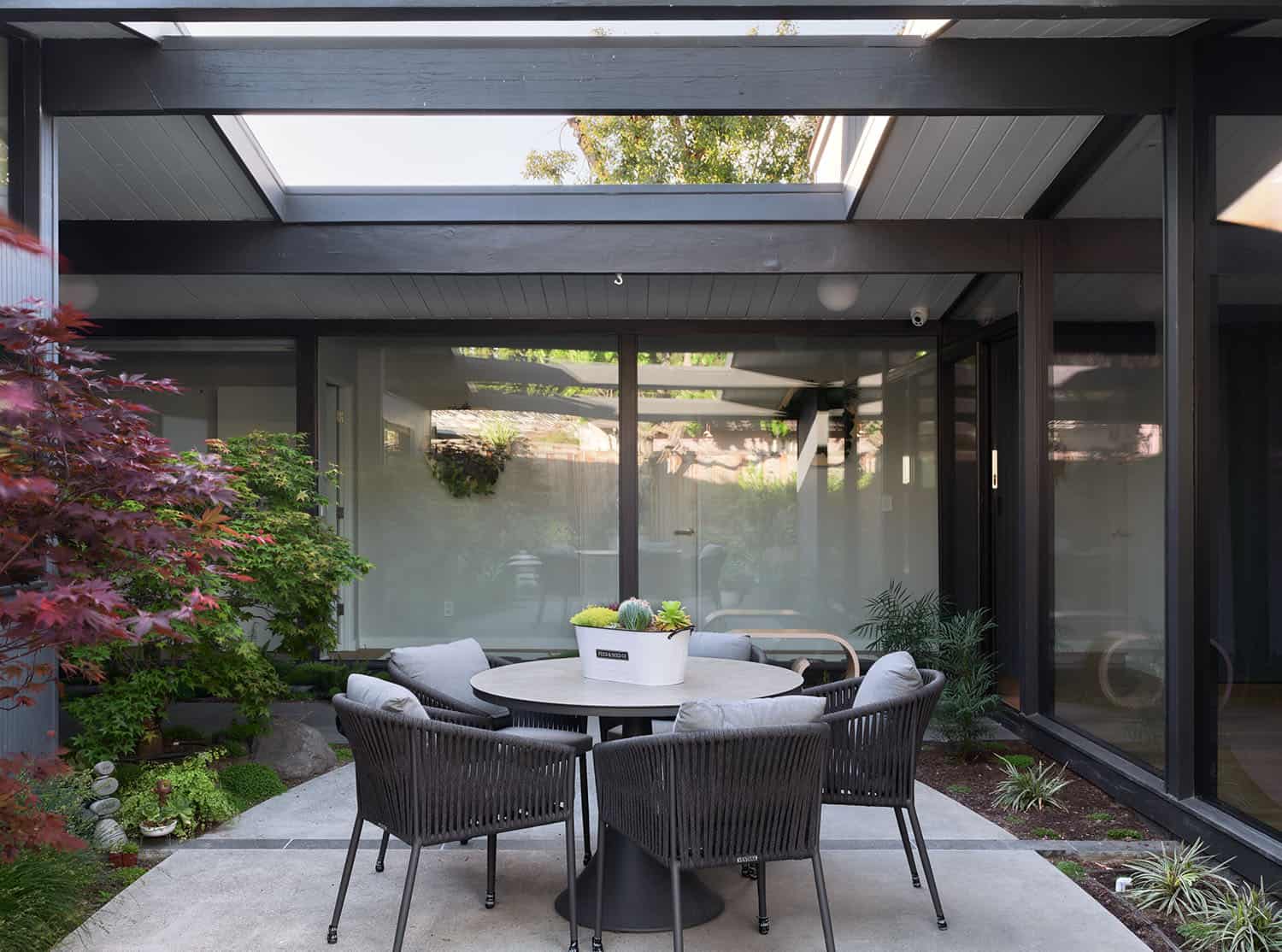 midcentury-modern-home-exterior-patio