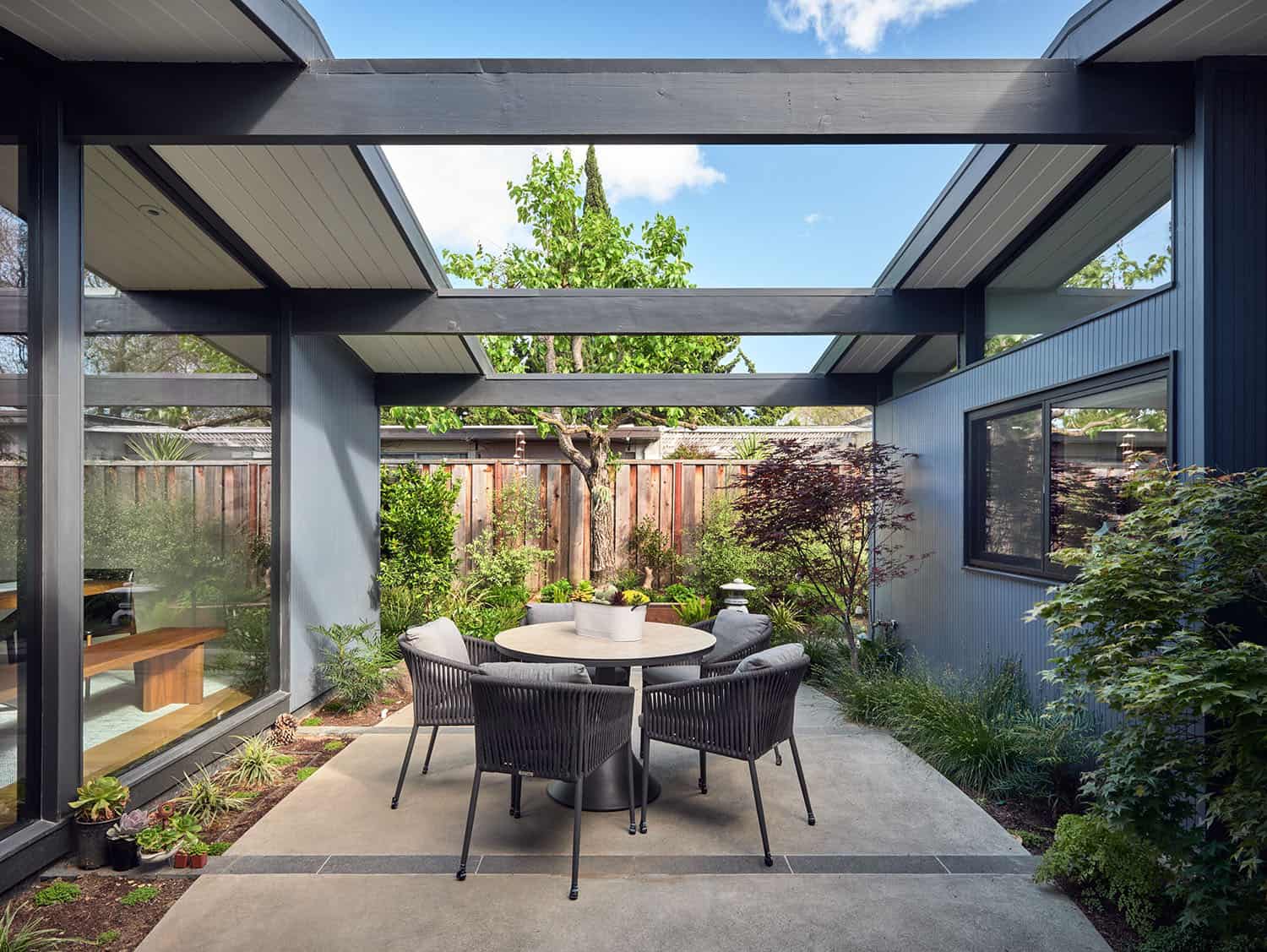 midcentury-home-courtyard-patio