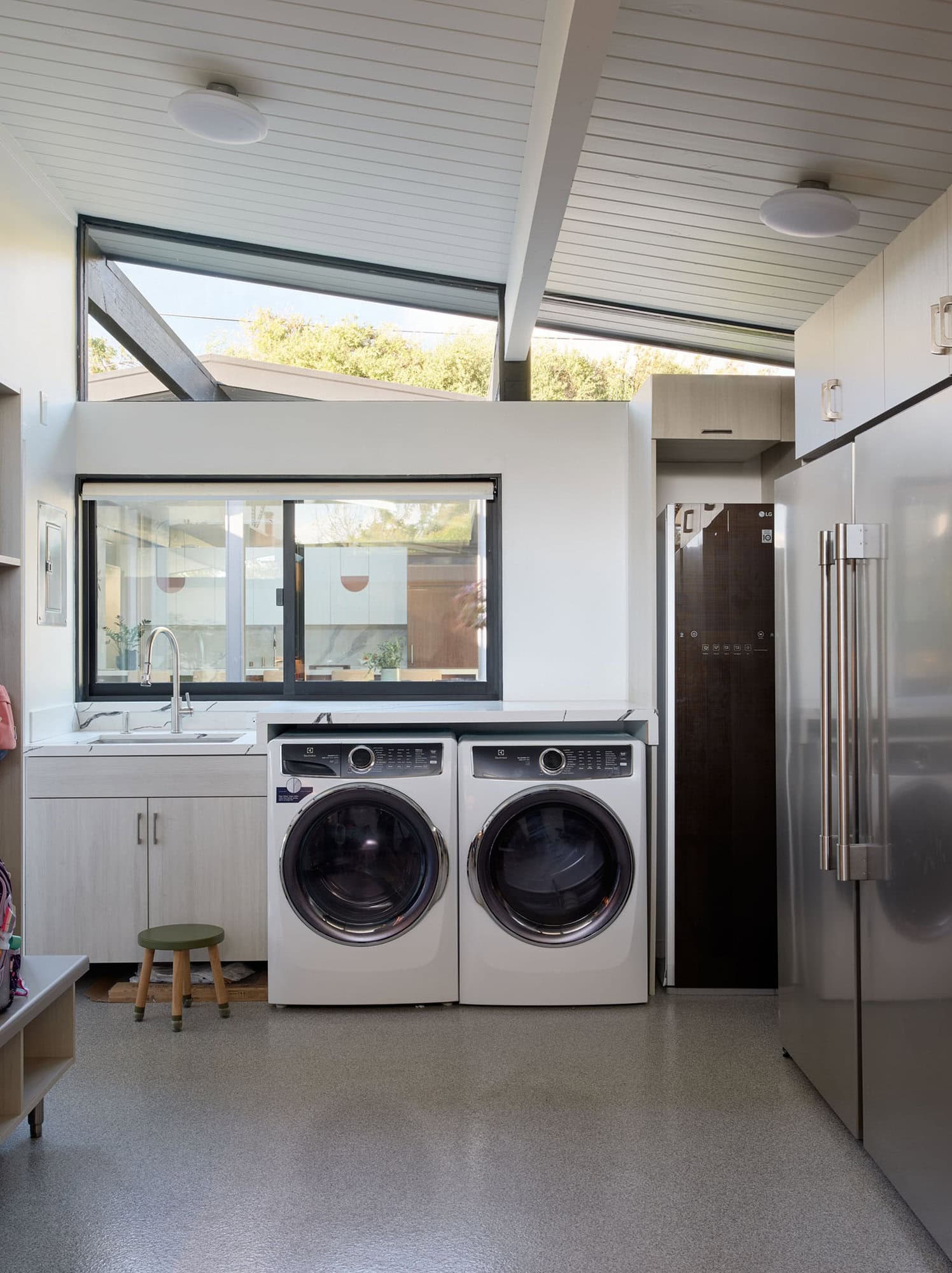 midcentury-laundry-room