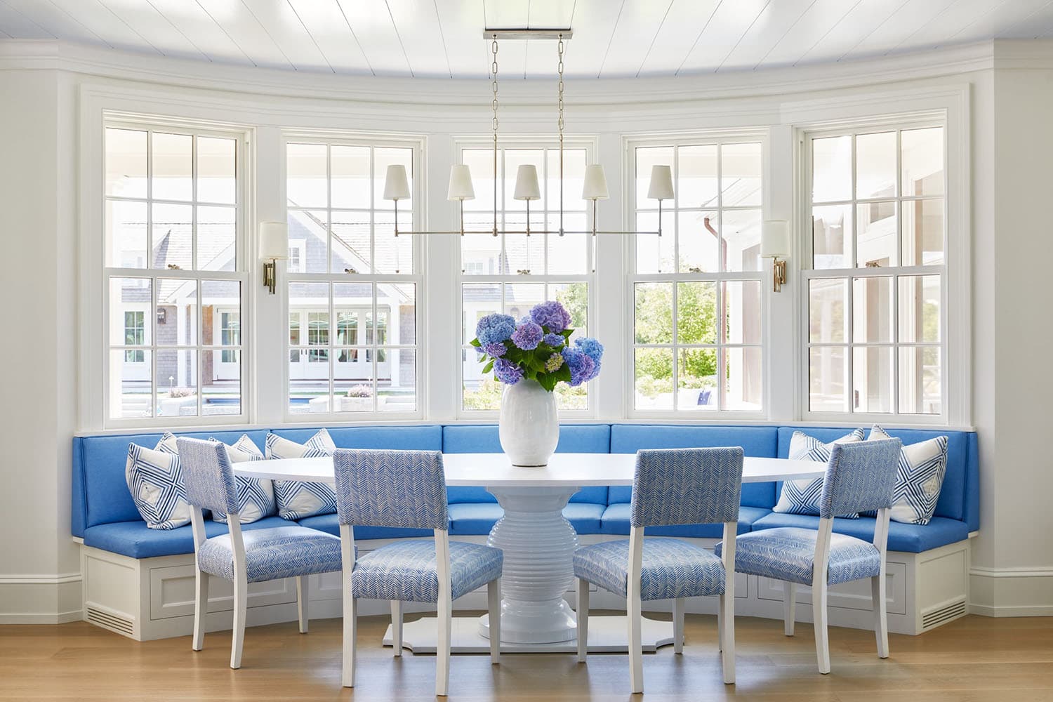 modern-beach-style-dining-banquette