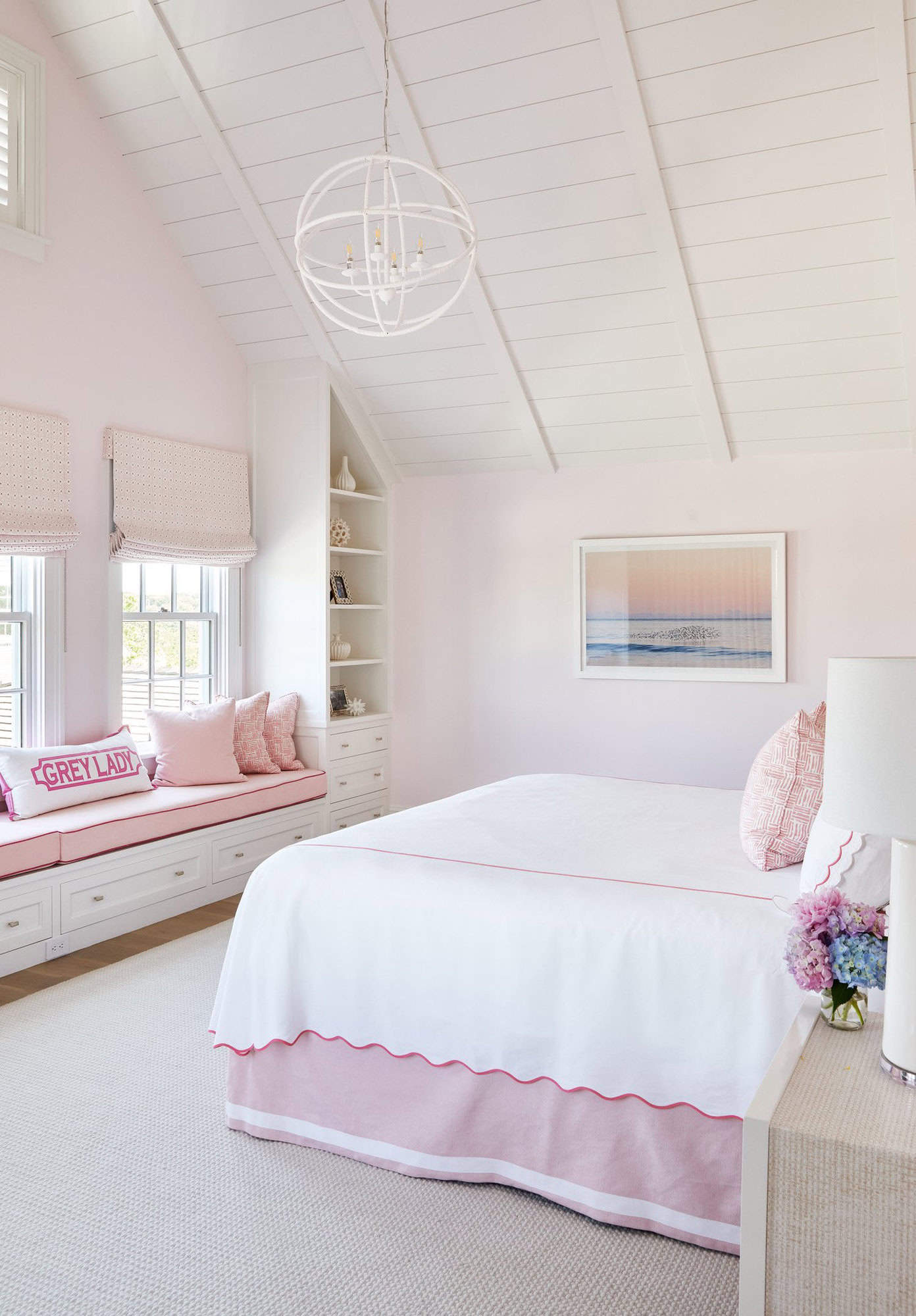 modern-beach-style-bedroom-with-a-window-seat
