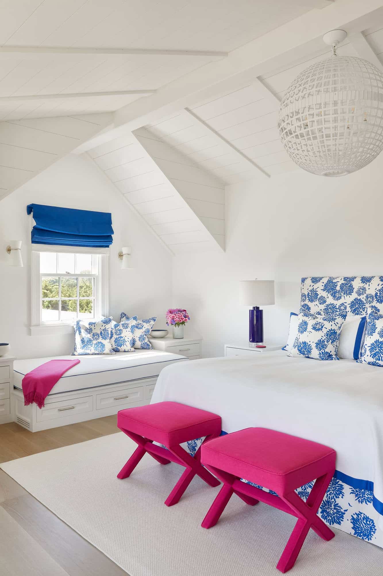 modern-beach-style-bedroom-with-a-window-seat