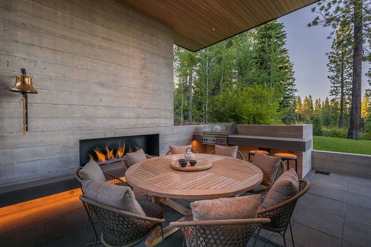 modern-mountain-home-patio-with-outdoor-furniture