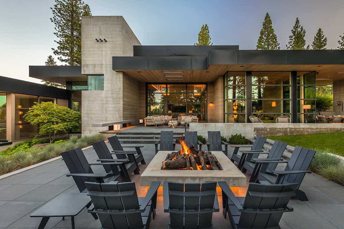 modern-mountain-home-patio-with-a-fire-pit
