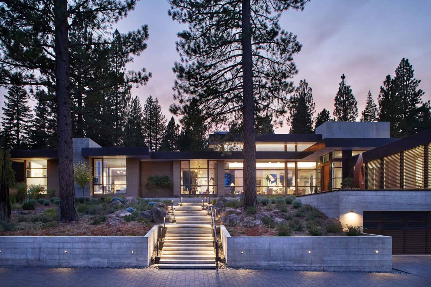 modern-mountain-home-exterior-at-dusk