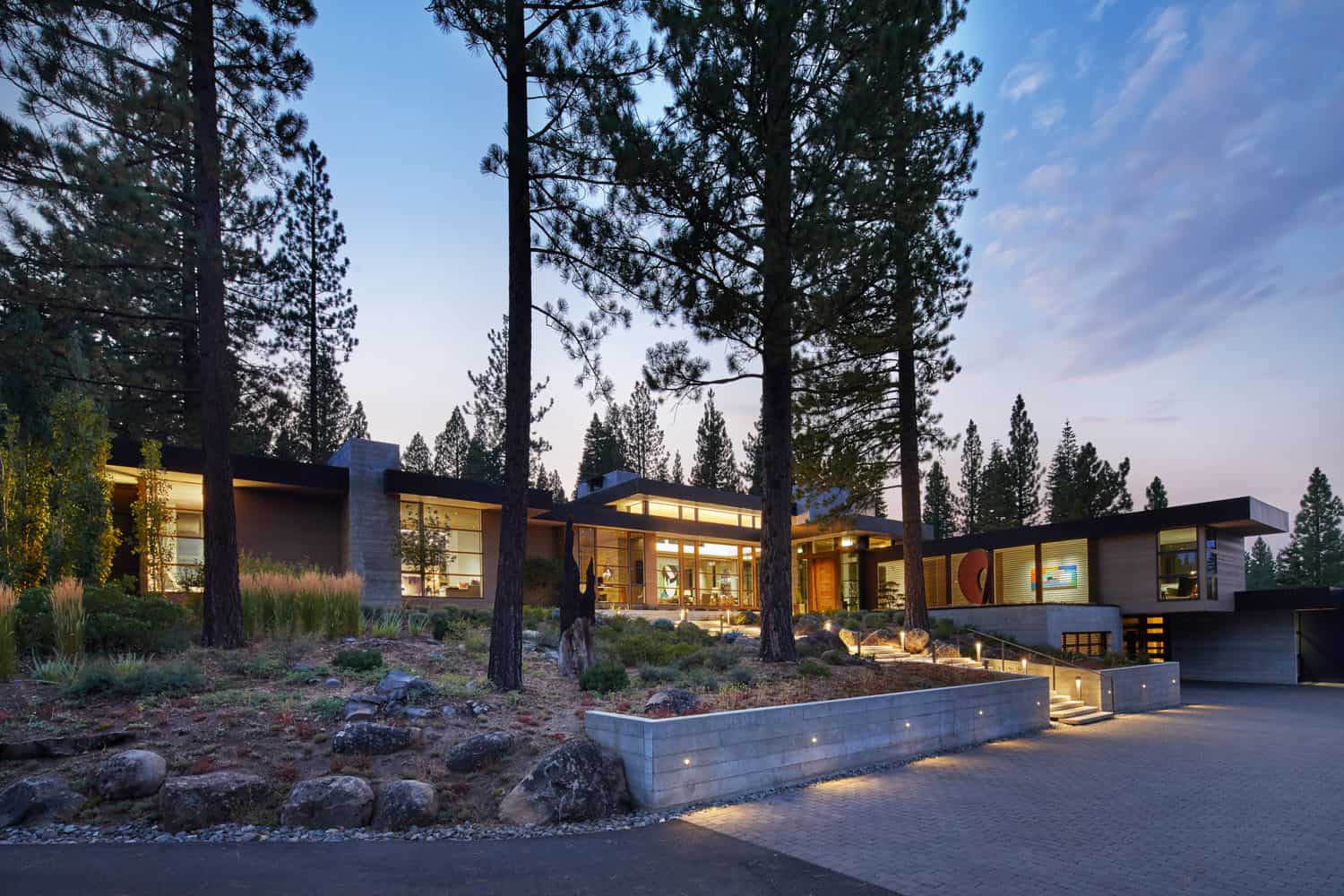 modern-mountain-home-exterior-at-dusk