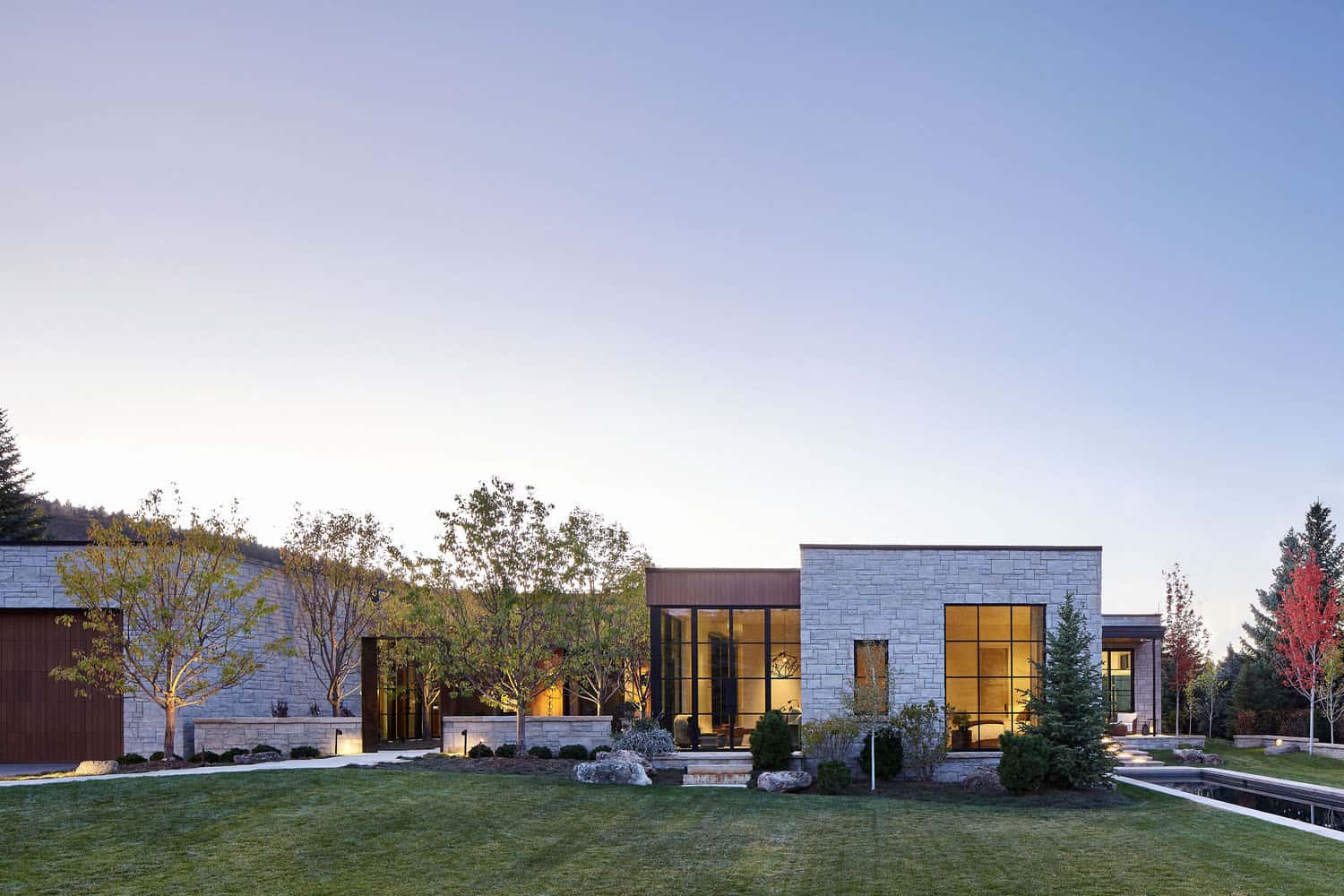 contemporary-mountain-home-exterior-at-dusk