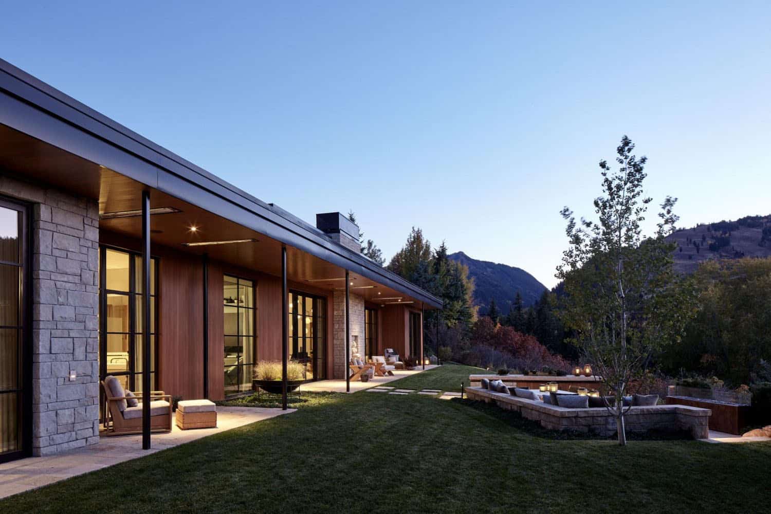 contemporary-mountain-home-exterior-at-dusk