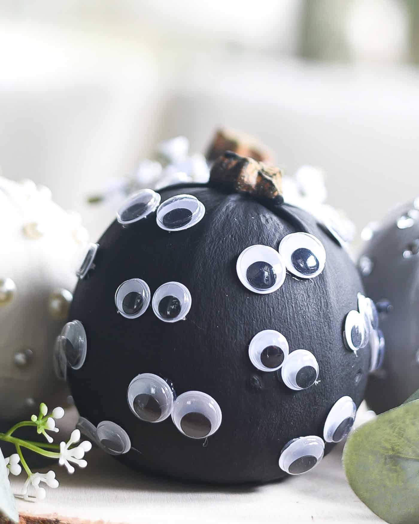 googly-eye-painted-pumpkin-halloween
