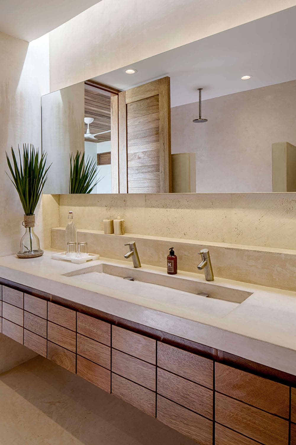 tropical-style-bathroom